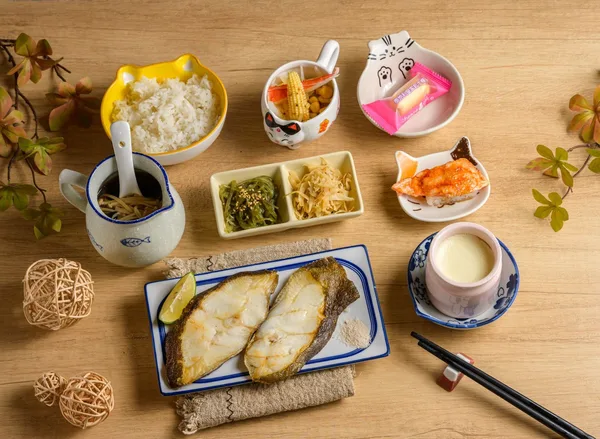 椒鹽烤雙比目魚定食：兩片比目魚外酥內嫩，附 7 道附餐