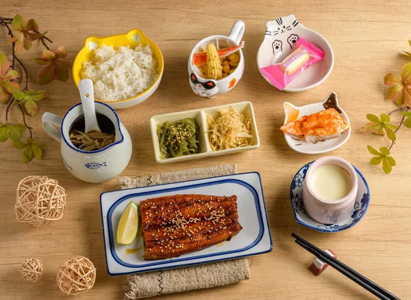半條蒲燒大鰻魚定食：人氣熱銷，附 7 道附餐