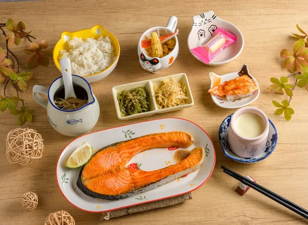 鹽烤大鮭魚定食：整塊鹽烤大鮭魚，附干貝蒸蛋、炙燒焦糖鮭魚握壽司、蟹肉洋蔥醋、香Q米飯、雙份小菜、紫菜湯、甜點等 7 道附餐