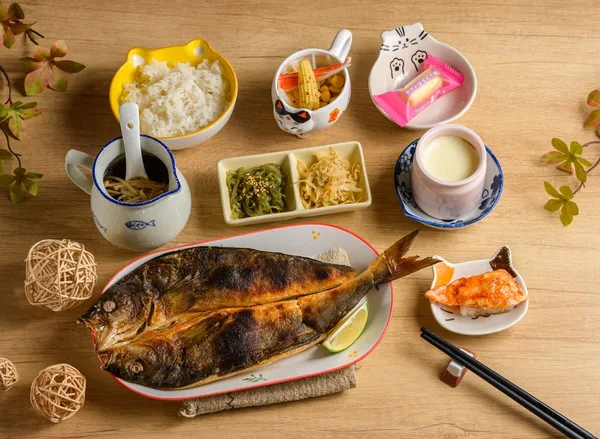 鹽烤脆皮六線魚一夜干定食：整尾日本花鯽魚一夜干，附 7 道附餐